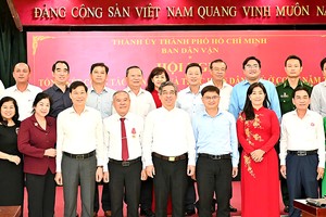 市领导与出席代表合影。