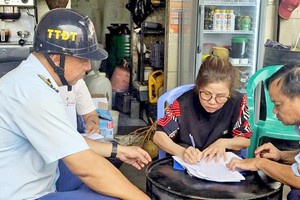 阮氏金翠于本月10日上午签移交场地的手续。