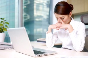 长时间使用电子设备可导致眼干。