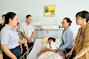 市领导慰问守德市火警受害者