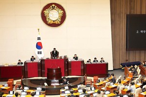 韩国国会召开全体会议表决代总统韩悳洙弹劾案。