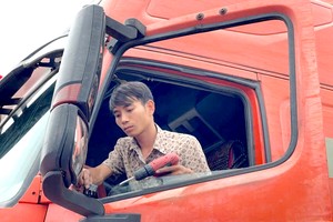 第七郡一家企业为车辆安装摄像头。