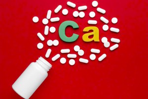 有肾结石的人只要不超量补钙，就是安全的。