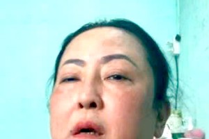 女子无能力买药医伤痛