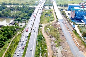 根据合约，提前支付土地储备基金不仅有助于调降贷款利息(贷款利率已增至每月150亿元)，而且还让企业拥有重启项目的资源。