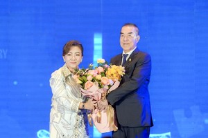 颜旭君总经理送花给新东洋集团创办人颜文桦先生。