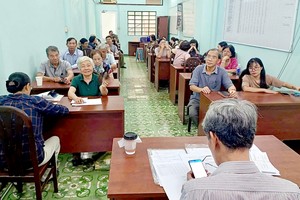 第一郡滨艺坊第六街区党支部书记向党员普及有关第18号《决议》正确资讯。