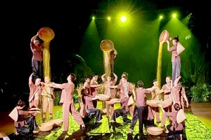 南方艺术剧院的年轻杂技艺人在“湄公河表演”的杂技节目。