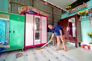 阮文容（芹耶县芹盛镇）正准备修缮自己的住房。