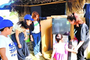 越南Triple服装有限公司总工厂长黄曼迪（左三）探访员工家庭。