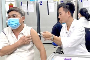 在市巴斯德院接种疫苗。