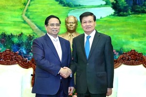 越南政府总理范明政会见老挝人民革命党中央总书记、国家主席通伦·西苏里。