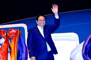 越南政府总理范明政返回河内，圆满结束对老挝的访问之旅。