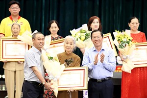 市人委会主席潘文迈向出色个人颁发奖状。