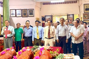 理事长郭俊材与全体理监事、顾问和宗亲一起祭祖。