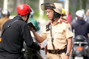 交警检查驾驶者的酒精浓度。