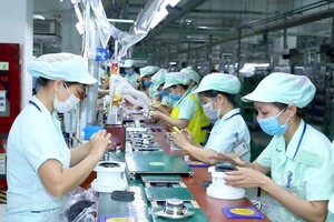 法律明确地规定企业对春节期间上班的劳工支付的薪资，但没有规定春节奖金。