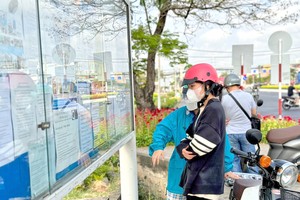 在第七郡新顺工业区寻找工作的劳动者。