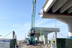 环市三路项目正加紧按3班4小组施工，以完成进度。