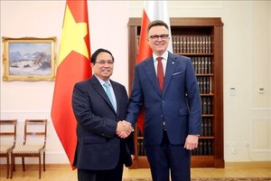 范明政总理会见波兰众议院议长西蒙·霍沃夫尼亚。