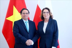 越南政府总理会见波兰参议院议长马尔戈扎塔。