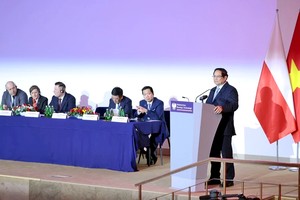 越南政府总理范明政在波越企业论坛上发表讲话。