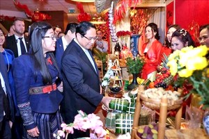 范明政总理和夫人参观侨胞们的春节摊位。