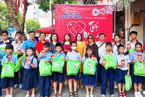 各华人赞助商向家境清寒的学生发送新年礼物。