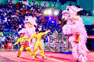 每年岁暮，第十一郡均举办龙狮汇演服务群众。