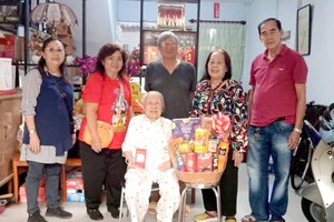 海南会馆探望团向老乡亲拜年。