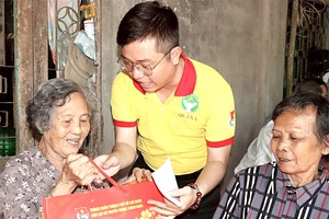 共青团第一郡委书记阮玉志向昔日抗战根据地同胞赠送春节礼物。