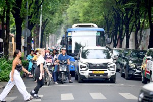 尽管后面有很多车，但车辆还是在红灯前停下来。