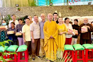 龙华寺住持释慧功和尚和各位护法向贫困人家发送礼物，欢度新年。