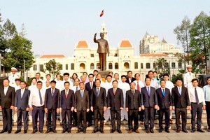 市领导上香缅怀胡志明主席与孙德胜主席