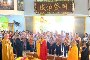 释慧功和尚与各护法、居士、佛弟子进行开春礼佛仪式。