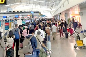 新山一机场大年初四中午时段的热闹景象。