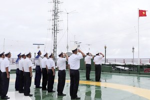 在DK1/10瞭望台举行新年升旗礼。