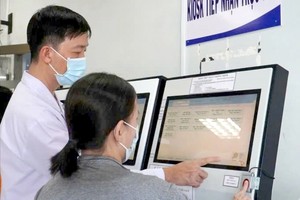 病人在嘉定人民医院扫描指纹登记做体检。