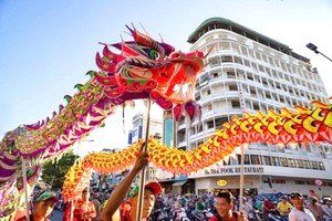 各龙狮团参加元宵节游行。