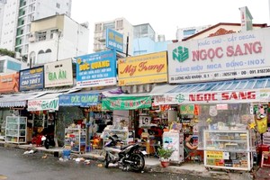 梁有庆街上有50多家招牌制作店。