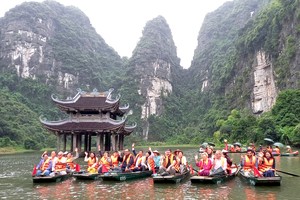 国际游客参观宁平的长安优美景点。