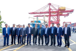 政府总理范明政与工作团在朱莱港合影。