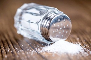 应该减少饮食中的盐量。