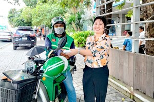 市第十一郡劳动联团向业团网约车司机赠送免费午餐。