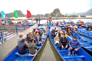 游客参加香寺庙会。