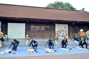 书法家在文庙-国子监书写越南字书法。
