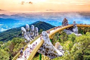 岘港巴拿山吸引游客。