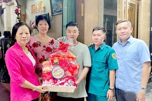 第十一郡各级领导代表探望、动员在今年入伍履行军事义务的华青。