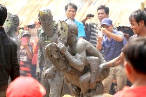 嘉莱族的“泥鬼”装扮仪式。