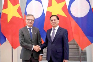 外交部长裴青山与老挝外交部长举行会谈